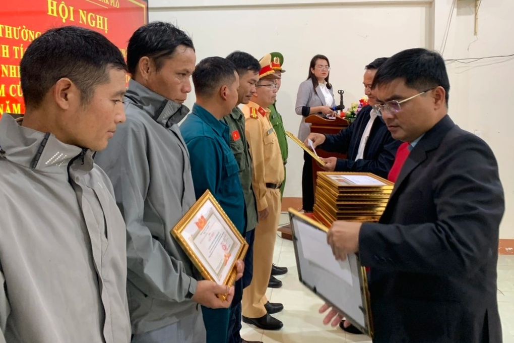 Khen thưởng các tập thể, cá nhân cứu trợ tài xế mắc kẹt trên đèo Lò Xo - 1