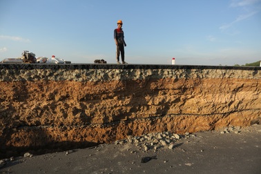 Đường mới xây bị sụt lún như động đất ở Tây Ninh khiến 6 người bị thương