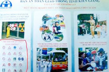 Tờ rơi tuyên truyền ATGT có nội dung... khiêu dâm