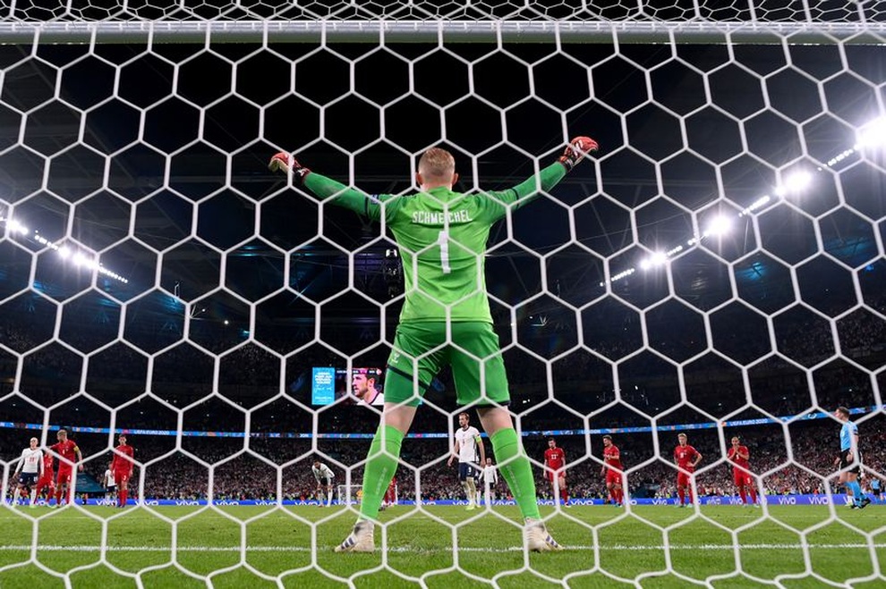 Thủ thành Schmeichel bị chiếu laser khi đối đầu Kane trên chấm phạt đền - 2 Thủ thành Schmeichel bị chiếu laser khi đối đầu Kane trên chấm phạt đền - 2
