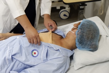 Đánh liều dùng 7 triệu đồng nâng ngực, người phụ nữ bị biến dạng vòng một