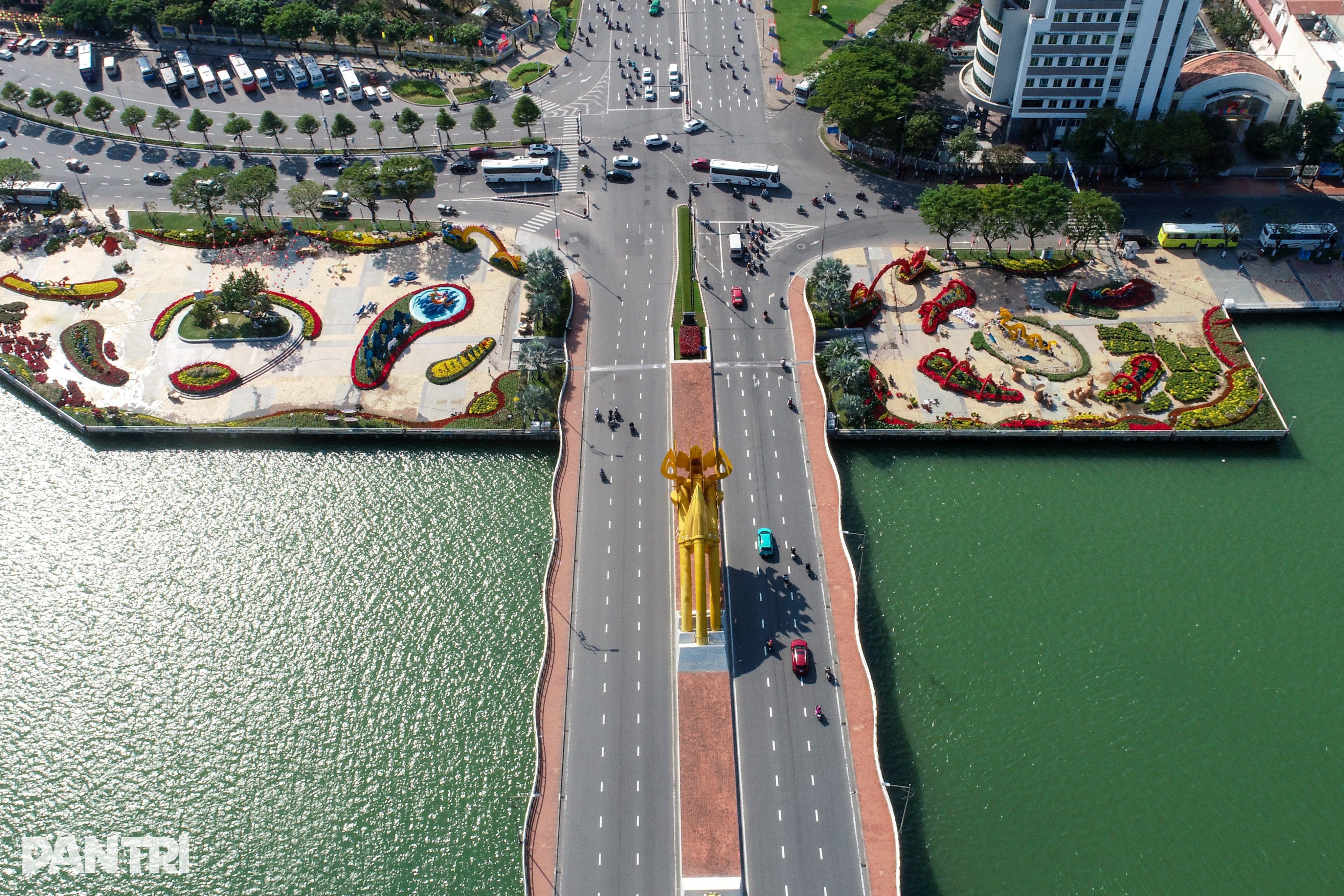 Mengungkap jalan bunga Tet Da Nang dengan maskot yang mensimulasikan jembatan naga yang menyemburkan api - 2 Lộ diện đường hoa Tết Đà Nẵng cùng linh vật mô phỏng cầu rồng phun lửa - 2