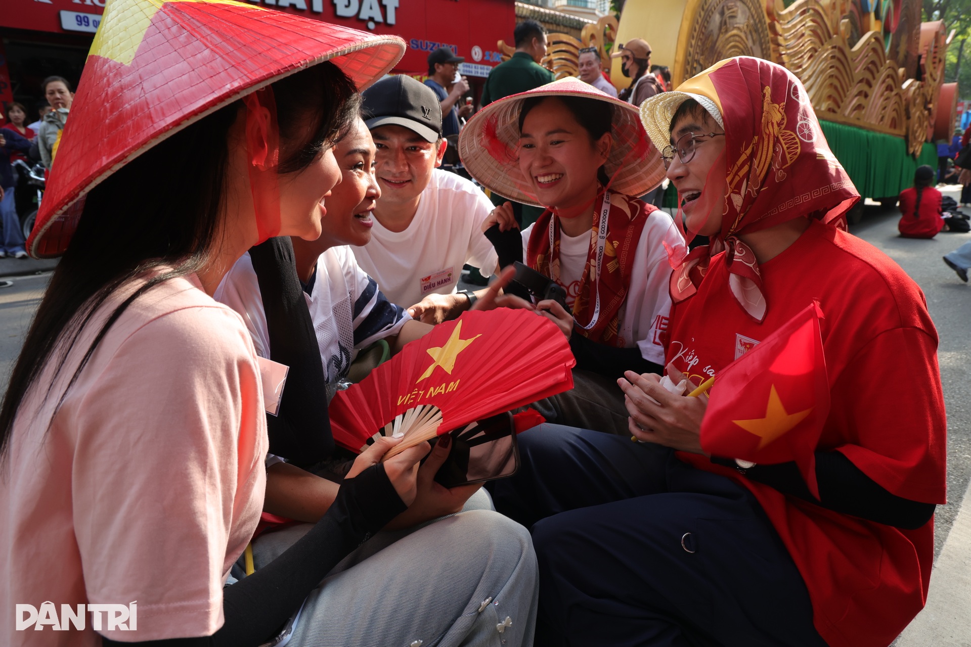 Lâm Vỹ Dạ để chồng ở nhà chăm con, ra Hà Nội tham gia diễu hành A80 - 8 Lâm Vỹ Dạ để chồng ở nhà chăm con, ra Hà Nội tham gia diễu hành A80 - 8