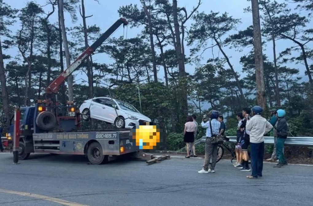 Tài xế vào nhầm số lùi, ô tô húc bay hộ lan đèo Tam Đảo - 2 Tài xế vào nhầm số lùi, ô tô húc bay hộ lan đèo Tam Đảo - 2
