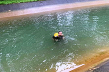 Nam thanh niên lao xuống kênh nước sâu, chảy xiết cứu người khỏi chết đuối