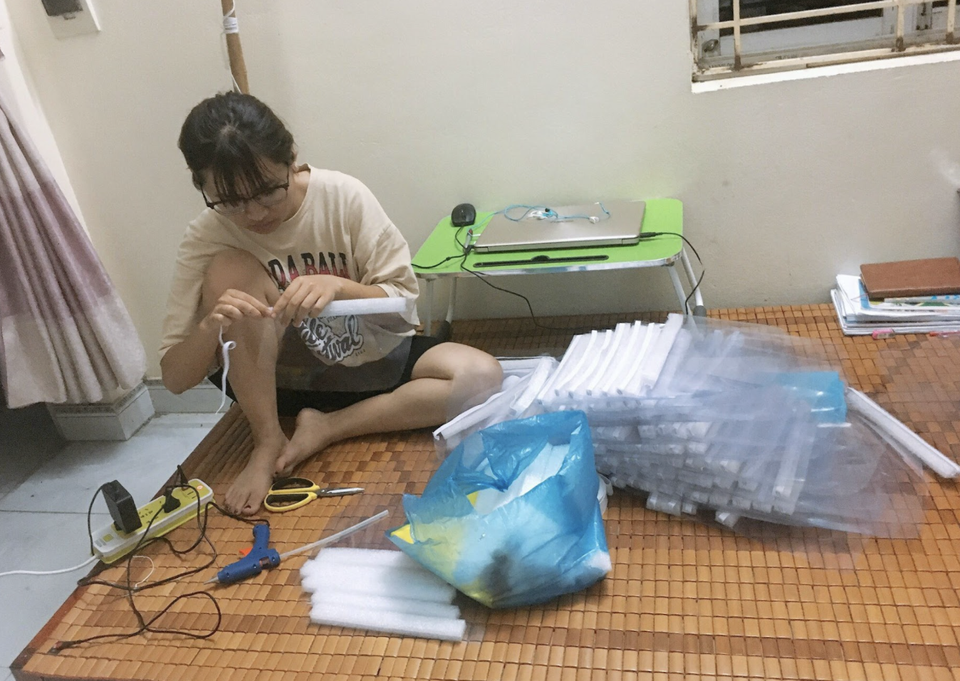 Sinh viên vừa học online vừa làm tấm chắn giọt bắn gửi tuyến đầu chống dịch - 5 Sinh viên vừa học online vừa làm tấm chắn giọt bắn gửi tuyến đầu chống dịch - 5