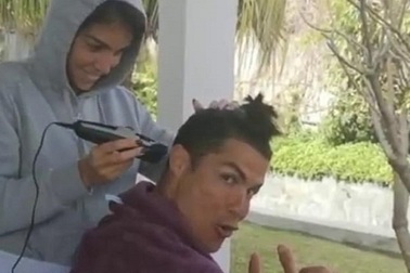 Tránh dịch, C.Ronaldo được cô bồ tự tay cắt tóc