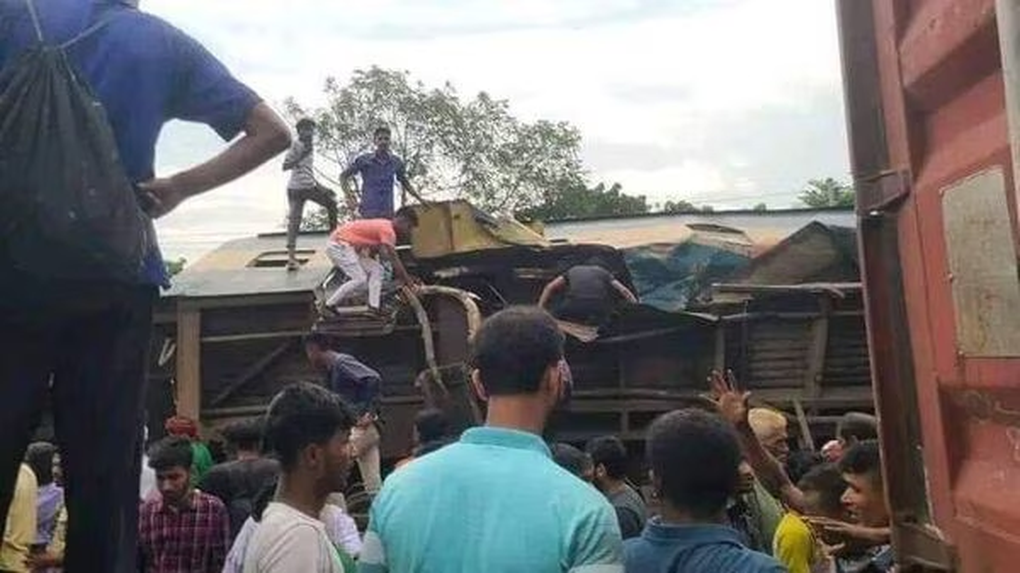 Hai đoàn tàu đâm nhau ở Bangladesh, ít nhất 15 người thiệt mạng - 1 Hai đoàn tàu đâm nhau ở Bangladesh, ít nhất 15 người thiệt mạng - 1