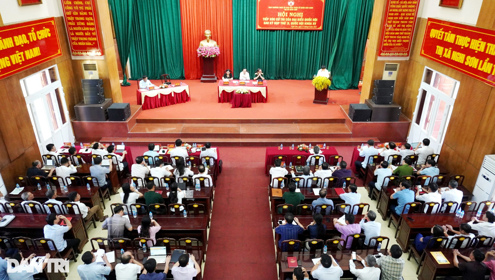 Bộ trưởng Đào Ngọc Dung báo cáo cử tri chuyện tăng lương, vấn đề ngành y - 1 Bộ trưởng Đào Ngọc Dung báo cáo cử tri chuyện tăng lương, vấn đề ngành y - 1