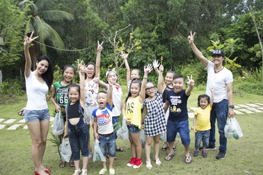 Thủy Tiên trổ tài nữ công gia chánh trước mặt học trò