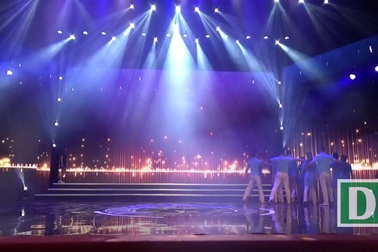 Ca sĩ Minh Quân tập luyện trước giờ bắt đầu lễ trao giải Nhân tài Đất Việt