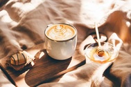 Người dùng cần lưu ý điều gì khi thêm mật ong vào cà phê?