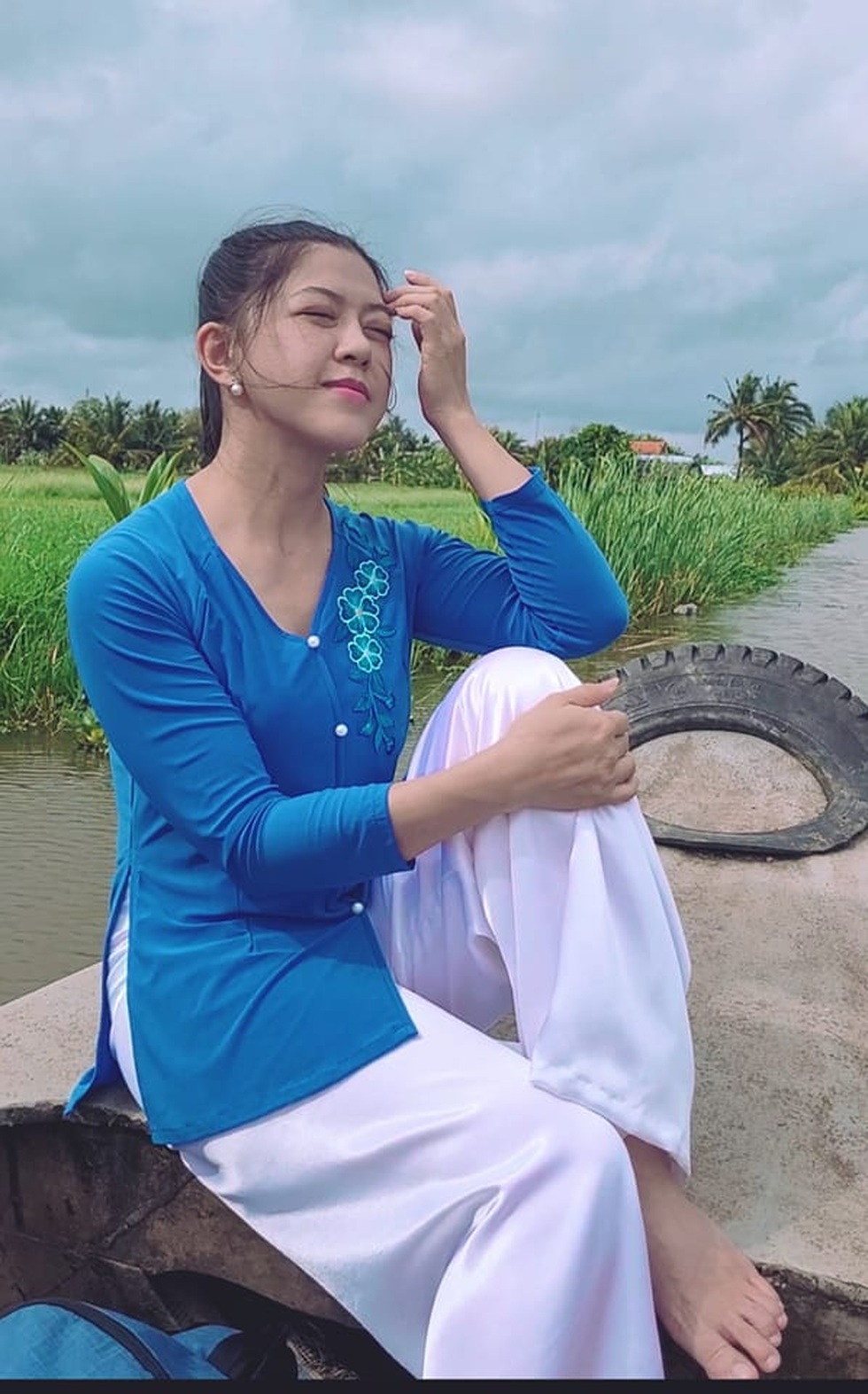 Sân khấu buông rèm: Nghệ sĩ bán hàng online, hậu đài đi giao bánh - 1 Sân khấu buông rèm: Nghệ sĩ bán hàng online, hậu đài đi giao bánh - 1