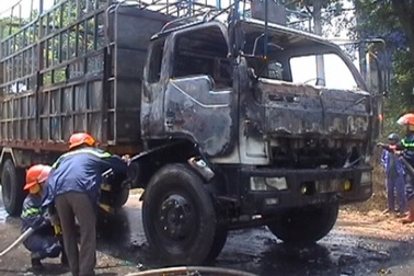Vướng dây điện hạ áp, xe tải liên tiếp bốc cháy