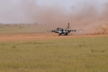 "Xe tăng bay" Su-25SM cất - hạ cánh trên đường băng cát