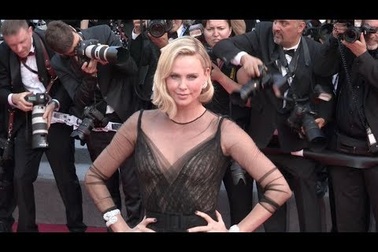 Charlize Theron đẹp lộng lẫy