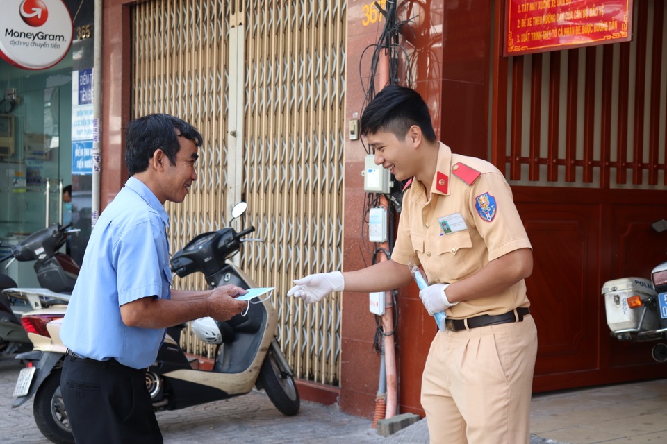 CSGT TPHCM phát khẩu trang miễn phí cho người dân phòng bệnh Corona - 8 CSGT TPHCM phát khẩu trang miễn phí cho người dân phòng bệnh Corona - 8