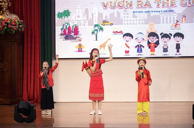 Thiếu nhi tham gia vòng bán kết gồm 3 thành viên là học sinh đang học cùng một trường, có thể khác khối lớp tham gia thuyết trình và tương tác trực tiếp với Ban Giám khảo - Ảnh: VGP