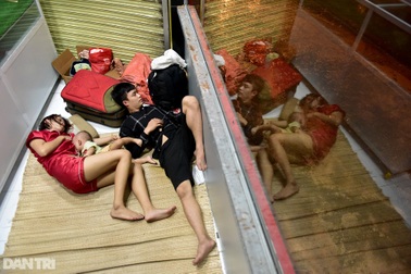 Ảnh tuần: Cay khóe mắt cảnh vợ chồng vạ vật chăm con 10 tháng tuổi ở TPHCM