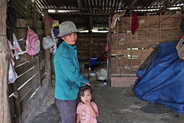 Xót xa cảnh 3 đứa trẻ chia nhau gói mì tôm trong bữa cơm trưa