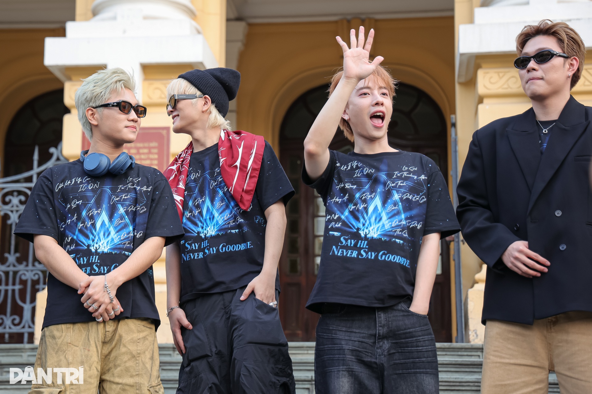 Hàng trăm người hâm mộ hú hét, diễu hành theo xe buýt của dàn Anh trai - 3