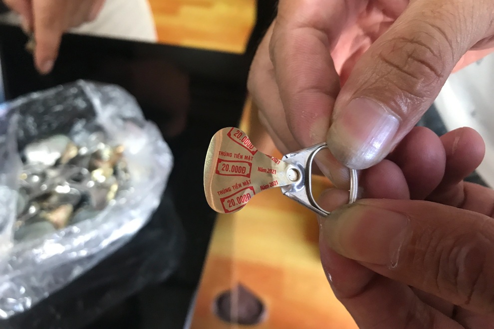 Té ngửa với thủ đoạn đổi bia trúng thưởng của nhóm thanh niên - 1 Té ngửa với thủ đoạn đổi bia trúng thưởng của nhóm thanh niên - 1