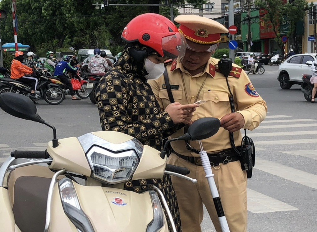 Vượt đèn đỏ, người phụ nữ ở Hà Nội bị thu giấy tờ qua VNeID - 3