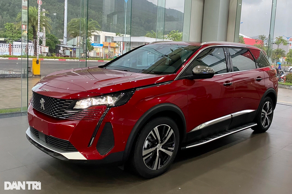 Ô tô đua nhau tăng giá, khách Việt mua xe đắt thêm cả trăm triệu đồng - 5 Ô tô đua nhau tăng giá, khách Việt mua xe đắt thêm cả trăm triệu đồng - 5