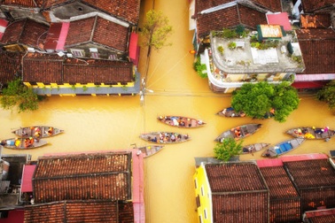 Du khách chèo thuyền, uống cà phê ngắm mùa nước lụt ở Hội An