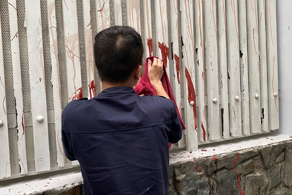 Kẻ tạt sơn để đòi nợ thuê buộc phải trở lại hiện trường xóa vết bẩn - 1 Kẻ tạt sơn để đòi nợ thuê buộc phải trở lại hiện trường xóa vết bẩn - 1