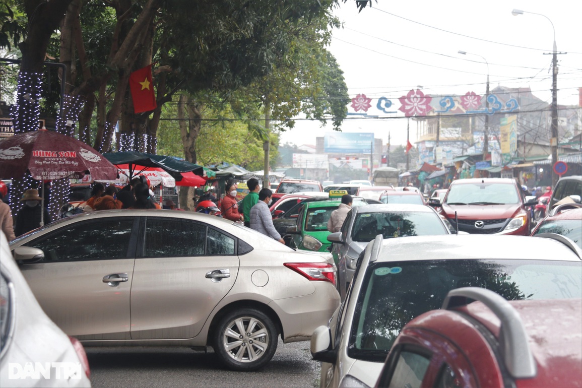 Người dân Đà Nẵng, Hà Tĩnh dậy từ 5h sáng, chờ mua 5 phân, 1 chỉ vàng - 9 Người dân Đà Nẵng, Hà Tĩnh dậy từ 5h sáng, chờ mua 5 phân, 1 chỉ vàng - 9