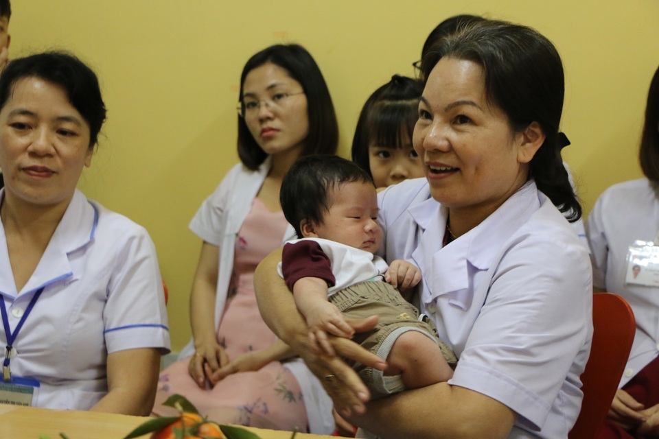 Lễ đầy tháng đặc biệt tại bệnh viện của bé trai bị mẹ bỏ rơi - 3 Lễ đầy tháng đặc biệt tại bệnh viện của bé trai bị mẹ bỏ rơi - 3
