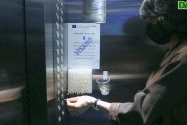 Dân Hà Nội nghĩ ra muôn kiểu bấm thang máy “độc, lạ” mùa dịch Covid-19