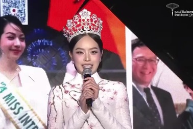 Hoa hậu Thanh Thủy chia tay nhiệm kỳ bằng 3 thứ tiếng