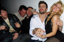 Chia tay Shakira, Gerard Pique tìm vui bên dàn người mẫu xinh đẹp