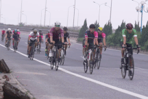 Nháo nhào vác xe đạp bỏ chạy khi bị phát hiện đi vào làn đường 80km/h