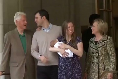 Gia đình bà Clinton hạnh phúc đón cháu trai mới chào đời