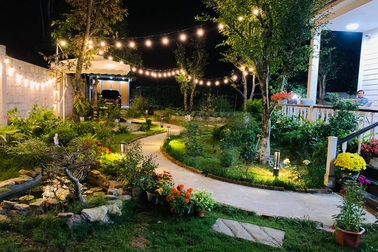 Vợ chồng trốn dịch về ngoại ô "uống trà, ngắm hoa" trong biệt thự đẹp mê