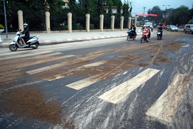 Xe chở dầu bị rò, đường thành “sân trượt băng”