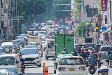 Đường phố TPHCM đông đúc xe cộ