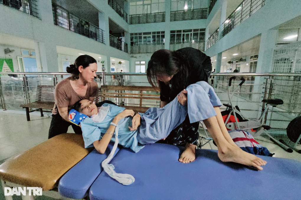 Người mẹ có con trai nguy kịch sau tai nạn được giúp hơn 200 triệu đồng - 3 Người mẹ có con trai nguy kịch sau tai nạn được giúp hơn 200 triệu đồng - 3