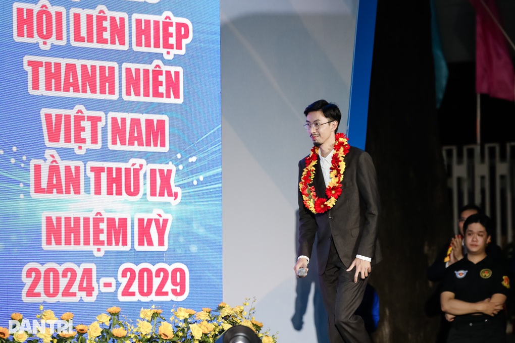 Đen Vâu nhận giải Tình nguyện quốc gia: Hãy đóng góp cho xã hội nhiều hơn - 2 Đen Vâu nhận giải Tình nguyện quốc gia: Hãy đóng góp cho xã hội nhiều hơn - 2