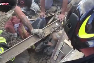 Khoảnh khắc kỳ diệu cứu sống cô bé 10 tuổi sau 17 giờ bị chôn lấp