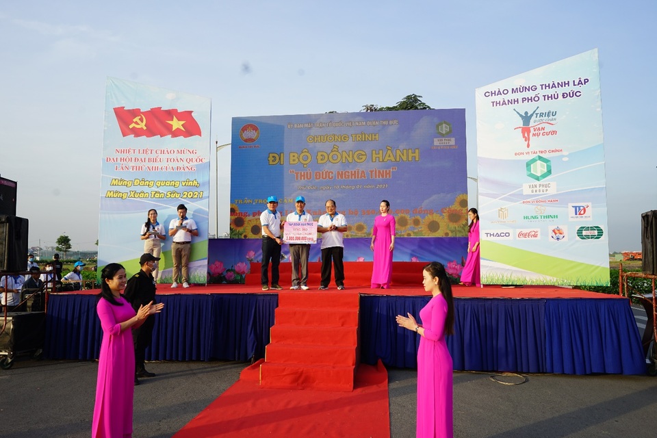 Van Phuc Group ủng hộ 1 tỷ đồng cho quỹ người nghèo Q.Thủ Đức - 2 Van Phuc Group ủng hộ 1 tỷ đồng cho quỹ người nghèo Q.Thủ Đức - 2