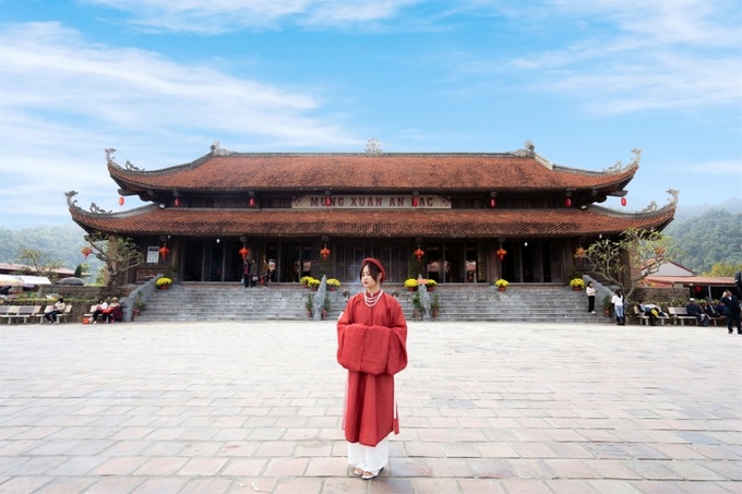 Du khách du xuân đầu năm và lưu giữ hình ảnh đẹp trong trang phục áo dài truyền thống Việt Nam tại chùa Hạ.