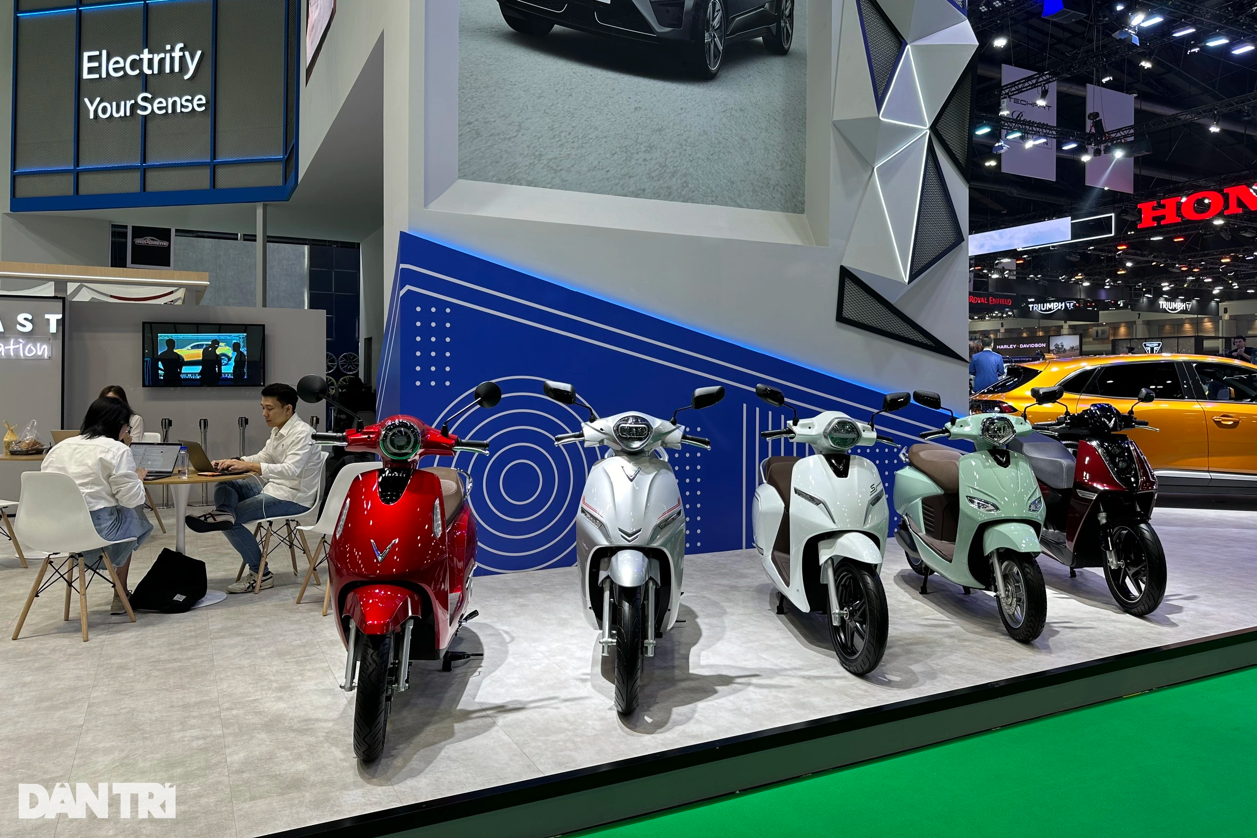 Bên cạnh các mẫu ô tô điện, VinFast cũng có kế hoạch mở bán xe máy điện tại Thái Lan (Ảnh: Gia An).