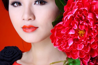 Diễm Hương mang quà tặng hình trống đồng đi thi HH Hoàn vũ