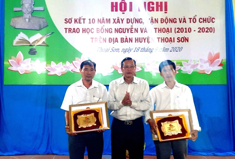 Quỹ học bổng Nguyễn Văn Thoại ngăn không cho học sinh bỏ học - 2 Quỹ học bổng Nguyễn Văn Thoại ngăn không cho học sinh bỏ học - 2