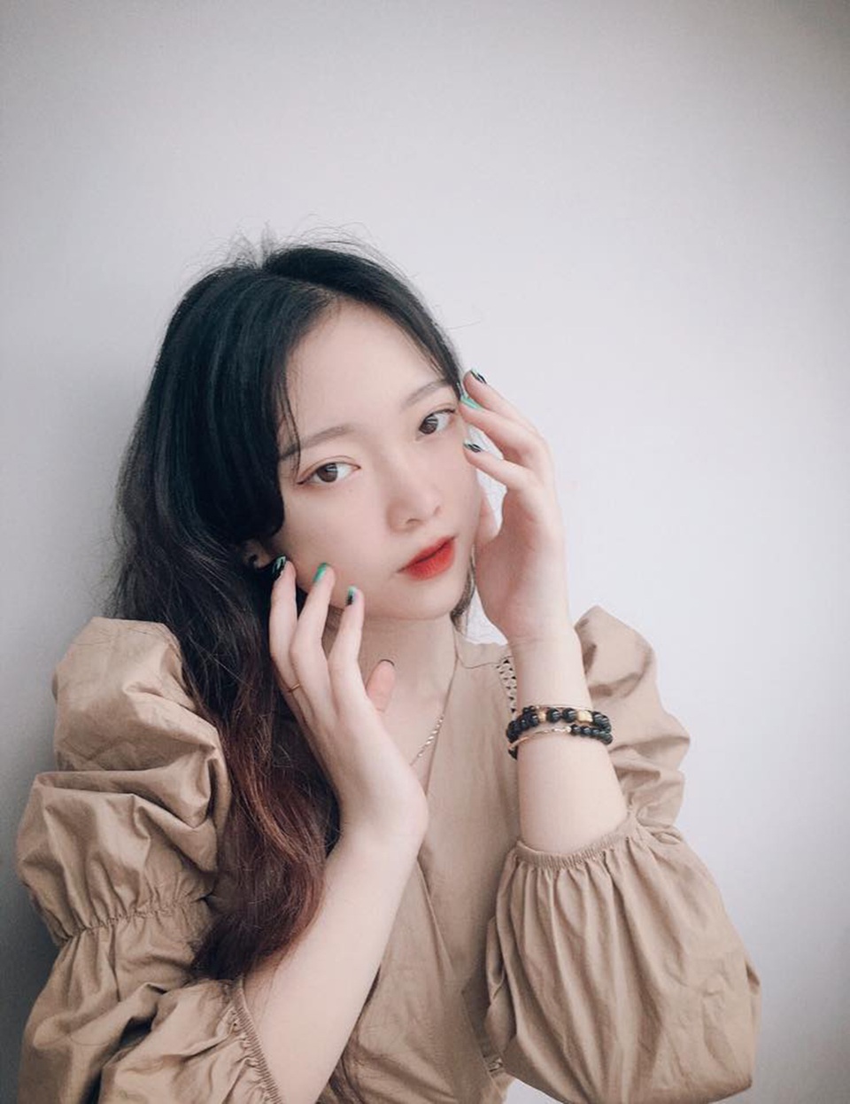 Thêm “gương mặt ảnh thẻ” gây thương nhớ với vẻ đẹp tựa búp bê - 4 Thêm “gương mặt ảnh thẻ” gây thương nhớ với vẻ đẹp tựa búp bê - 4