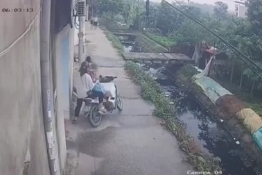 Hai cô gái lao xuống mương nước bẩn vì lỗi không hiếm gặp ở người đi xe máy